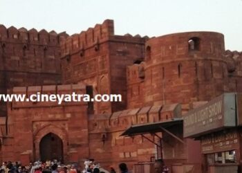 यात्रा-नसीरुद्दीन शाह की आवाज़ गूंजती है आगरा के किले में